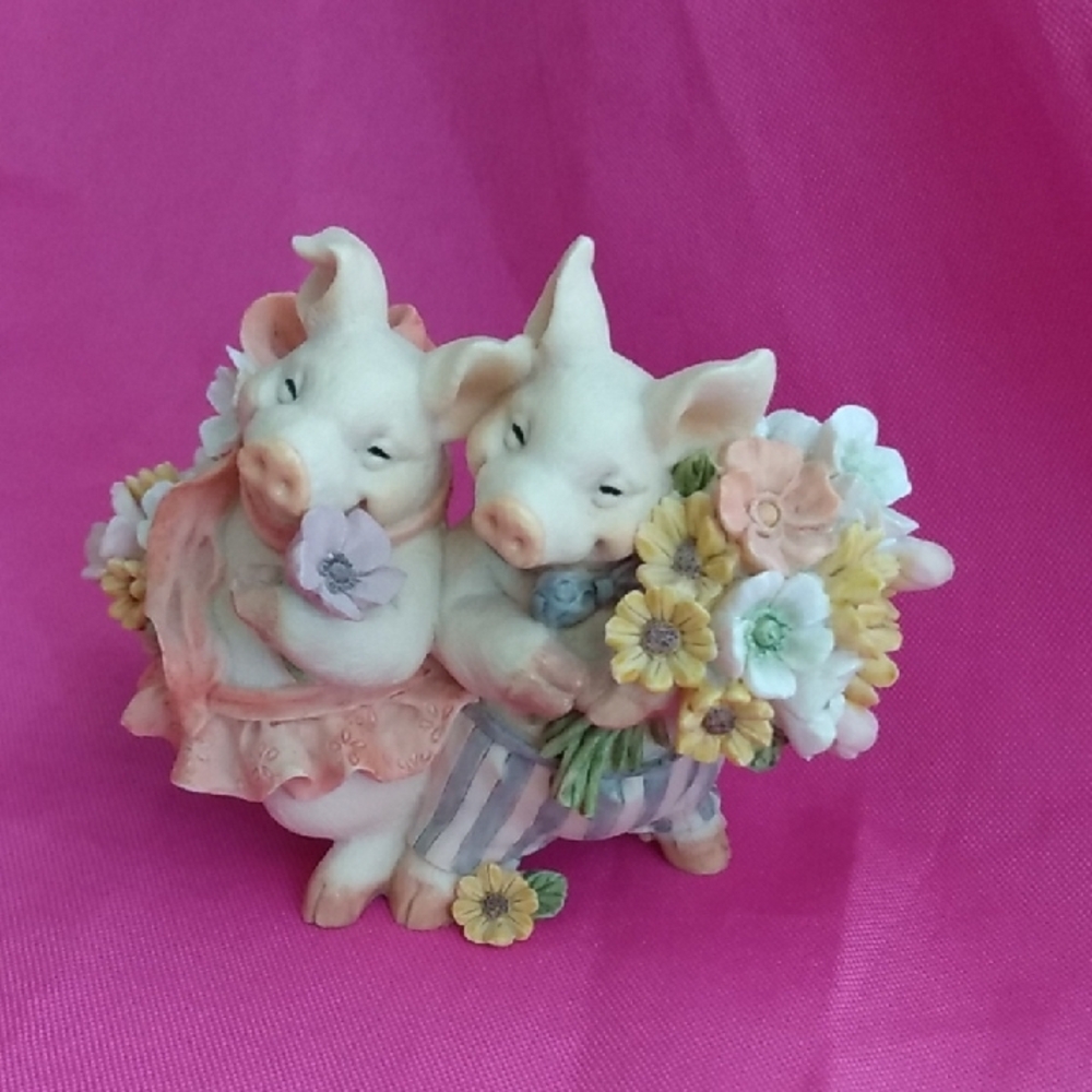 Adorable Vintage Happy couple Figurine with Flowers - Picture 6 of 8